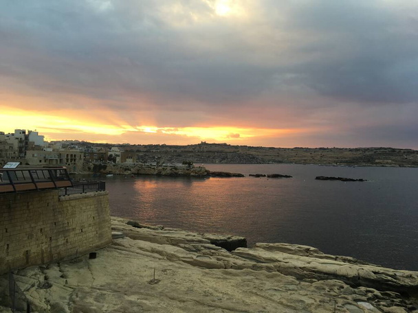Saint Pauls Körfezi, Malta 'da Renkli Gün Batımı - Fotoğraf, Görsel