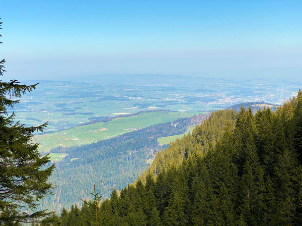 アルプスの丘の上からの眺め｜Hueenerhubel oder Huenerhubel over the Eigental valley, Eigental - Canton ofルツェルン,スイス(カントン・ルツェルン,スイス) - 写真・画像