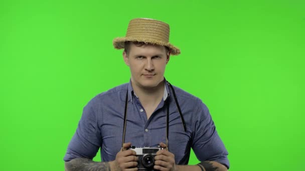 Retrato del hombre fotógrafo turístico señalando con los dedos a la cámara. Clave de croma
 - Imágenes, Vídeo