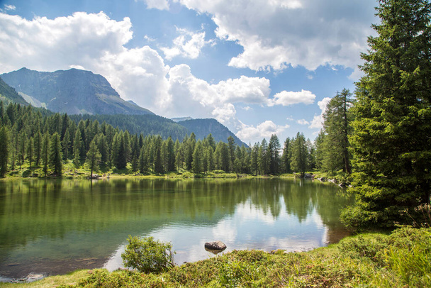 Jezioro San Pellegrino w przełęczy San Pellegrino: przełęcz wysokogórska we włoskich Dolomitach - Zdjęcie, obraz