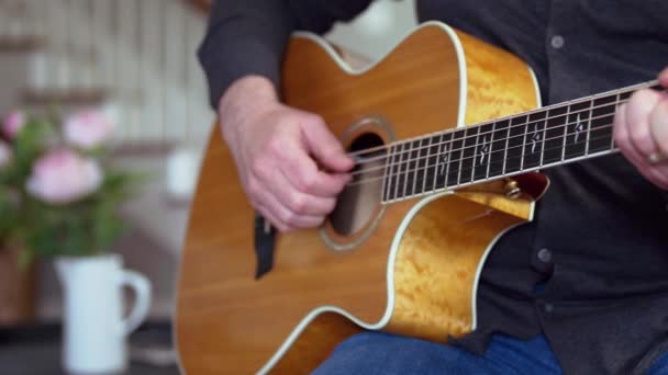μεσήλικας άνθρωπος ανανεώνει το ενδιαφέρον για το χόμπι του να παίζει κιθάρα - Πλάνα, βίντεο