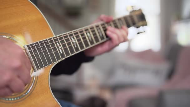 zbliżenie człowieka grającego na gitarze akustycznej - Materiał filmowy, wideo