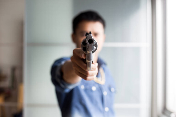 Mafia homme riche en chemise en jean avec pistolet or, concept de violence
 - Photo, image