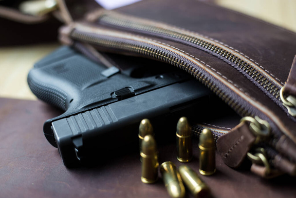 9mm Subkompaktní každý den nosit moderní zbraň s kulkou na koženém pozadí, kapesní pistole - Fotografie, Obrázek