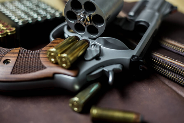 Revolver .44 magnum pistola con chaqueta de punto suave (JSP) 240 grano bala sobre fondo de cuero
 - Foto, imagen