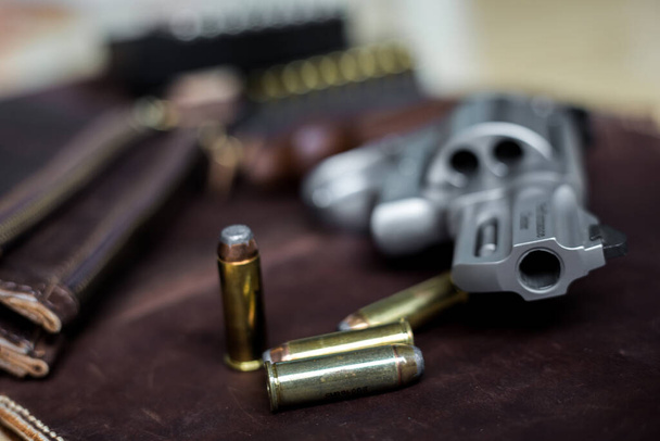 Revolver .44 magnum pistola con chaqueta de punto suave (JSP) 240 grano bala sobre fondo de cuero
 - Foto, Imagen