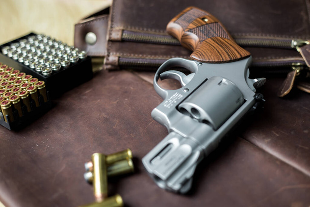 Revolver .44 Magnum pistole s měkkým hrotem bundy (JSP) 240 zrnitá kulka na koženém pozadí - Fotografie, Obrázek