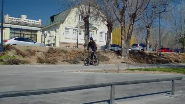 Egy fiatal BMX lovas ugrik a rotációs cső a gördeszka park. - Felvétel, videó