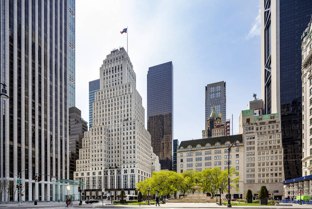 NEW YORK CITY - Apr 17: Grand Army Plaza in New York on April 17; 2020. Grand Army Plaza lies at the intersection of Central Park South and Fifth Avenue in front of the Plaza Hotel in Manhattan. - 写真・画像