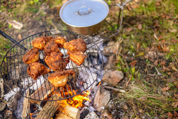 Eten koken boven open vuur tijdens het kamperen op avontuur - Foto, afbeelding