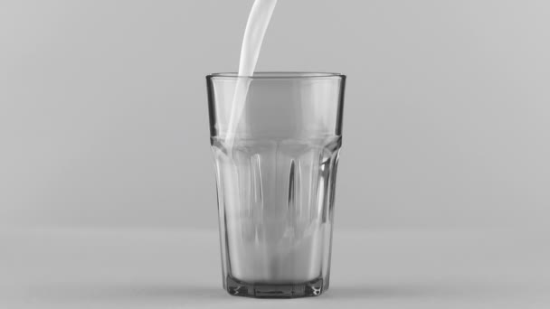 Maito kaadetaan kasvot lasi lähikuva eristetty vaaleanharmaa tausta Hidas liike
 - Materiaali, video