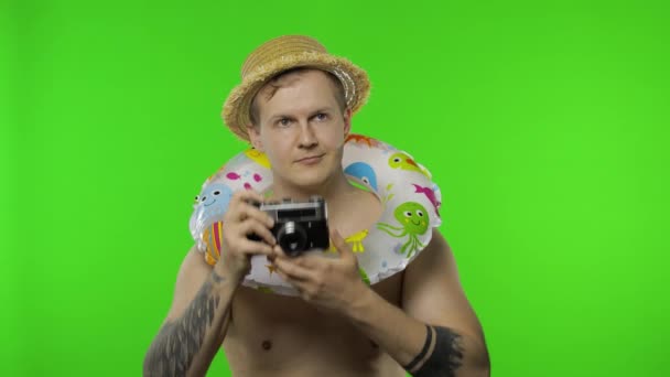 Shirtless άνθρωπος τουρίστας φωτογράφος παίρνει φωτογραφίες σε ρετρό κάμερα. Κλειδί χρωμίου - Πλάνα, βίντεο