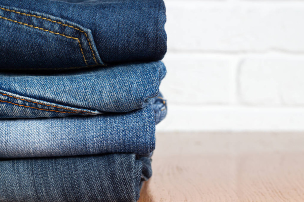 стопка джинсового одягу крупним планом. місце для тексту
 - Фото, зображення