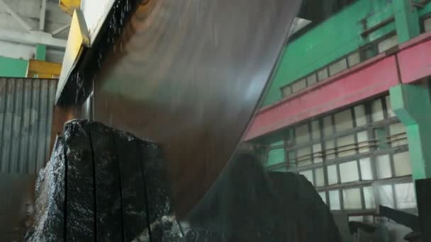 μεγάλος βιομηχανικός πετροκόφτης κόβει γρανίτη σε πλάκες σε πίδακες νερού κοντά σε χαμηλή γωνία - Πλάνα, βίντεο