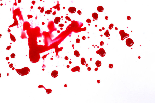 Пятна крови выделены на белом фоне
 - Фото, изображение