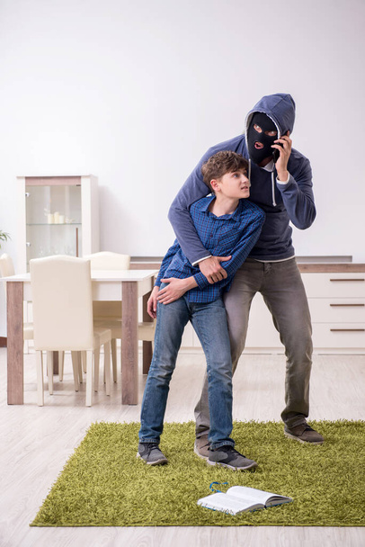Gyermek elrablási koncepció fiatal fiúval - Fotó, kép