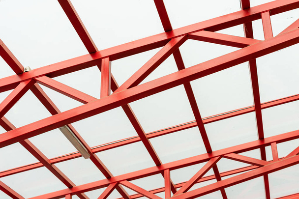 costruzione in metallo rosso tiene un tetto trasparente
 - Foto, immagini