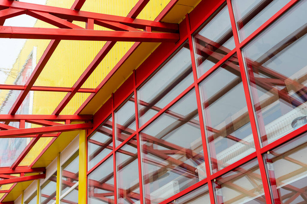 punainen metalli rakenne omistaa läpinäkyvä katto
 - Valokuva, kuva