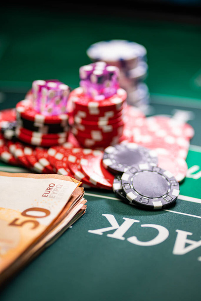 Casino purple dice and chips - Φωτογραφία, εικόνα