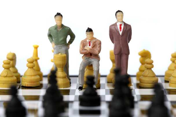 Модель бизнесмена на шахматной доске
. - Фото, изображение