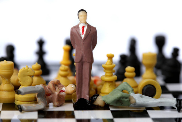 Модель бизнесмена на шахматной доске
. - Фото, изображение