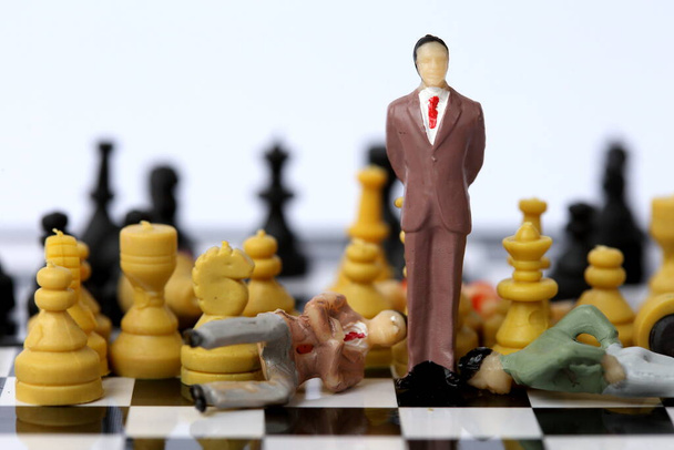Modelo de hombre de negocios en tablero de ajedrez
. - Foto, imagen
