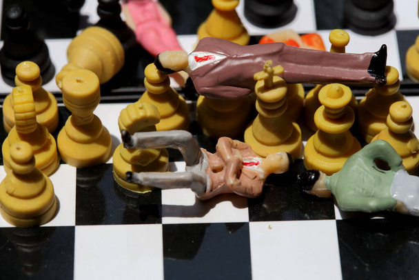 Modelo de empresário no tabuleiro de xadrez
. - Foto, Imagem