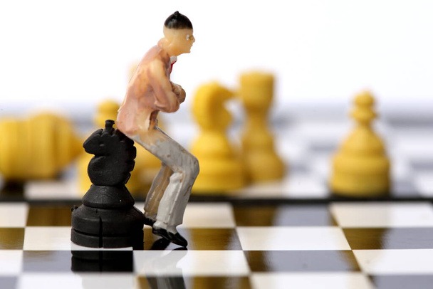 Modelo de empresário no tabuleiro de xadrez
. - Foto, Imagem