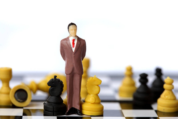 Modelo de hombre de negocios en tablero de ajedrez
. - Foto, imagen