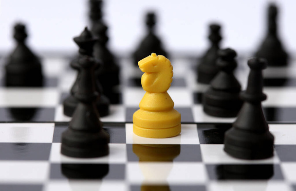 Modelo de hombre de negocios en tablero de ajedrez
. - Foto, Imagen