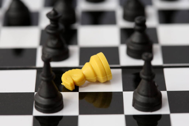 Zakenman model op schaakbord. - Foto, afbeelding