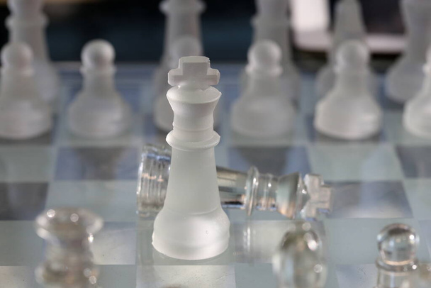 Modelo de hombre de negocios en tablero de ajedrez
. - Foto, Imagen