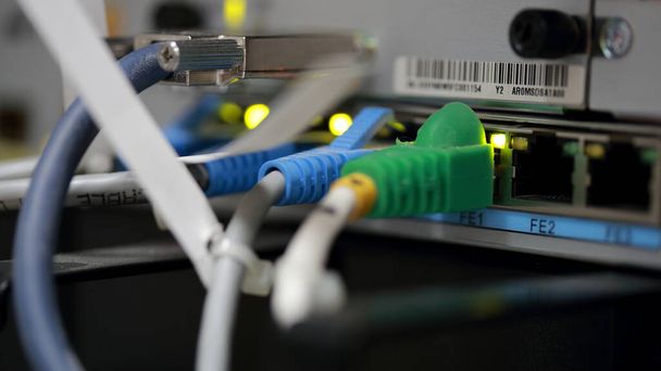 Centrum technologiczne serwerownia sieciowa z przewodami UTP Sieć podłączona do portów ethernetowych Fast / Giga. Sprzęt dostawcy usług internetowych. Skup się na przewodach UTP. Koncepcja sprzętu sieciowego danych. - Zdjęcie, obraz