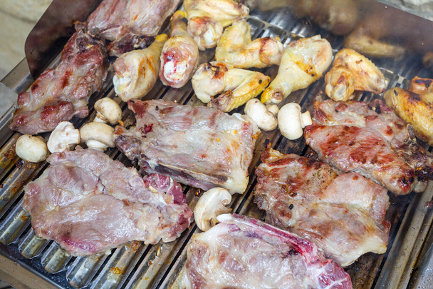 Surowe mięso z kurczaka i wieprzowiny z pieczarkami Champignon na grillu. - Zdjęcie, obraz