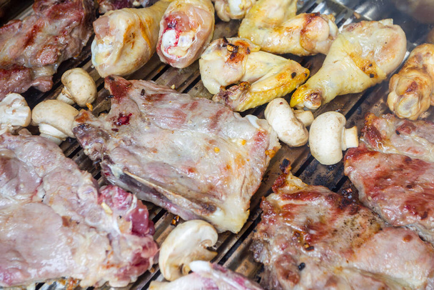 Carne crua de frango e porco com champignon de cogumelos no churrasco
. - Foto, Imagem