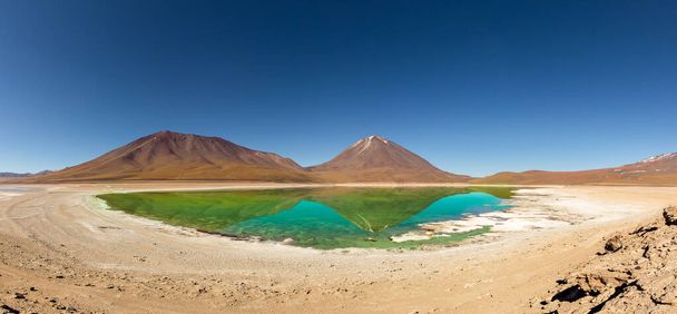Upea panoraamanäkymä kuuluisalle Laguna verdelle (vihreä laguuni). Kaunis maisema upeat Bolivian Andit ja Altiplano upea Siloli Desert, lähellä Salar de Uyuni, Bolivia
 - Valokuva, kuva