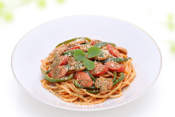 Spaghettis naporitains japonais à la sauce tomate dans un plat sur fond blanc
 - Photo, image