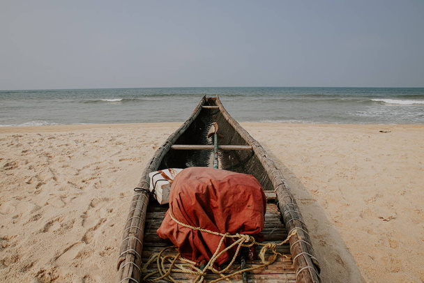 Plage déserte et bateaux de pêche à Hue, Vietnam qui était une destination touristique et port de pêche occupé, montre l'effet de la pandémie covid-19 dans l'industrie de la pêche, le tourisme et les voyages
 - Photo, image