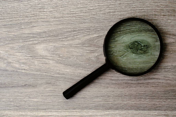 magnifying glass on wooden background - Foto, Imagem