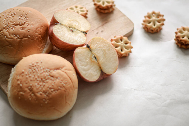 Свежеиспеченные булочки и печенье с яблоками и кофе, показывающие уютное чувство завтрака дома, как способ справиться и поддержать психическое здоровье во время карантина covid-19
 - Фото, изображение