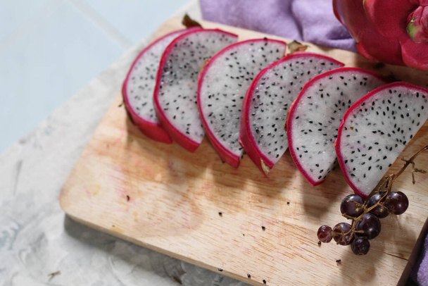 Нарезанный фрукт дракона или Hylocereus undatus (Pitaya blanca или белоплотный pitaya) в качестве простого и здорового веганского завтрака для поддержания здоровья и физической формы во время домашнего карантина из-за пандемии ковид-19
 - Фото, изображение