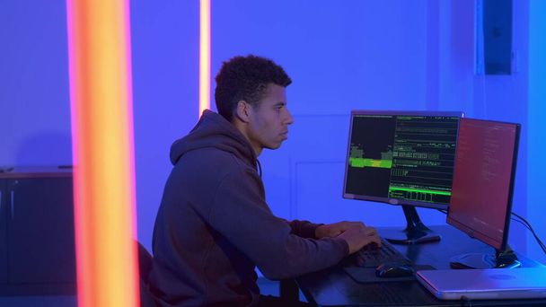Profile view of african programr working in cyber security center - 写真・画像