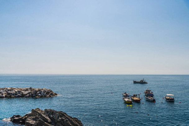 Vista en yates en la costa del Mar de Liguria en Liguria, Italia
. - Foto, imagen