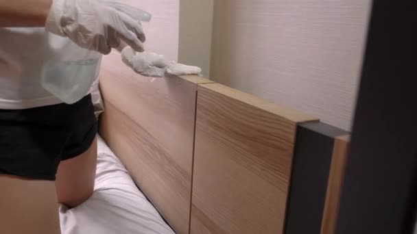 Mujer parcial limpiando cama en casa - Metraje, vídeo