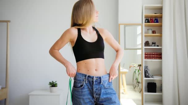 Женщина после диеты и взвешивать потери фитнес-программы
 - Кадры, видео