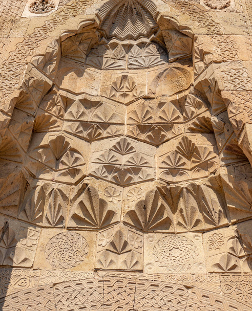 Mesquita de Alaaddin (Alaeddin) está no castelo histórico de Níger A mesquita foi construída em 1223 durante o reinado de Keyqubad I (r.12201237) de Sultanato de Rum  - Foto, Imagem