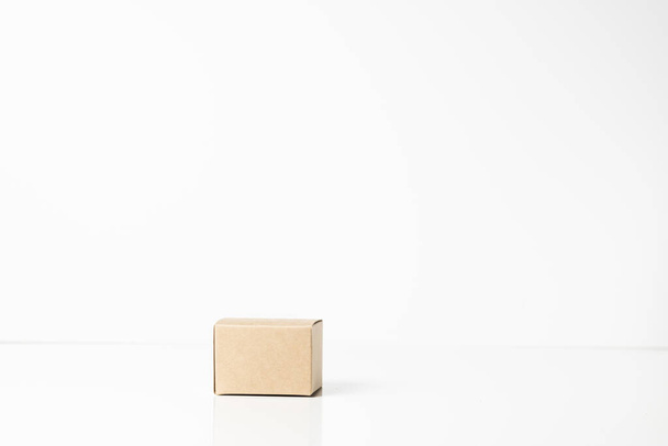 Kartonnen doos geïsoleerd op witte achtergrond met clipping pad. - Foto, afbeelding