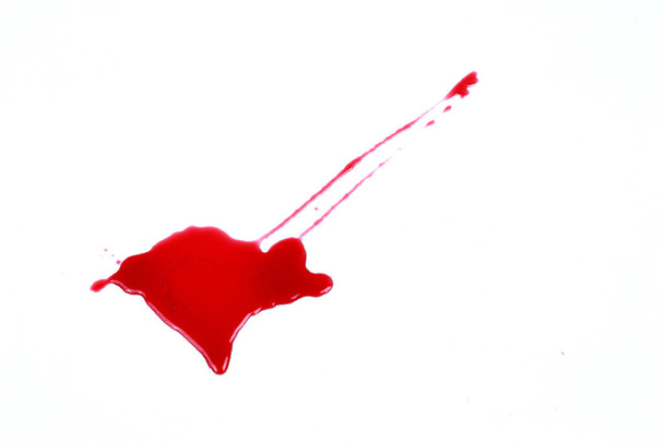 Manchas de sangre aisladas sobre fondo blanco
 - Foto, Imagen