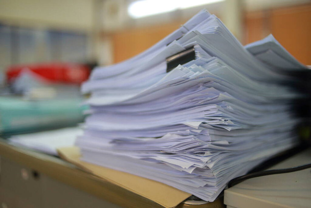 Documentos apilados en oficina moderna con fondo borroso
 - Foto, imagen