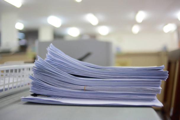Documentos comerciales de papel de inacabados apilados en el archivo de escritorio de oficina, en el archivo que analiza el mercado y considera el tamaño de los beneficios futuros en la oficina de mesa
. - Foto, Imagen